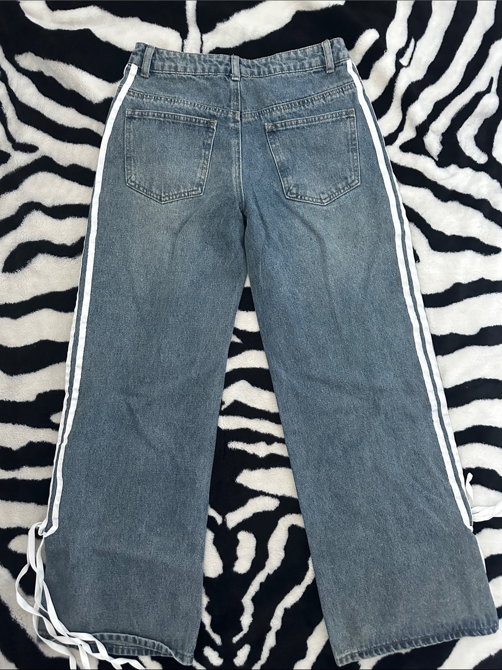 Edikted Jeans with Stripes - Picture 3 of 3